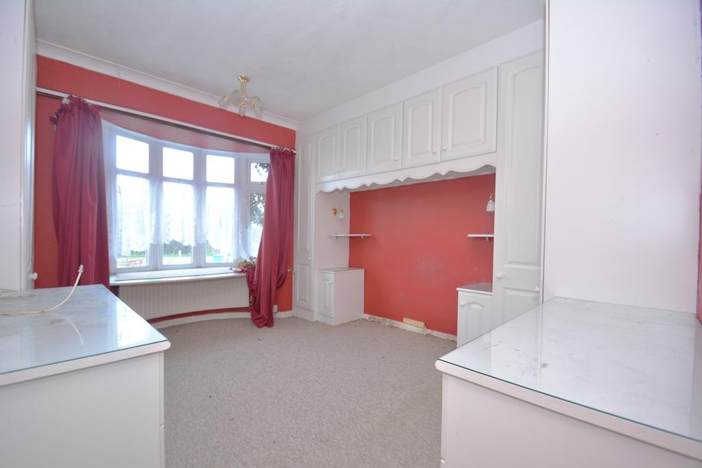 Lot: 25 - DETACHED BUNGALOW FOR REFURBISHMENT AND REPAIR - Bedroom with bay window